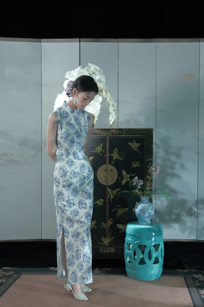 青花瓷旗袍立姿 · 屏风古典棚拍人像（08）
