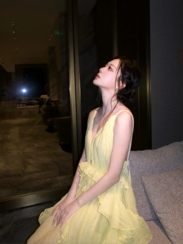 图集｜浅黄荷叶边吊带裙 · 酒店室内人像（7P）-远影归灯