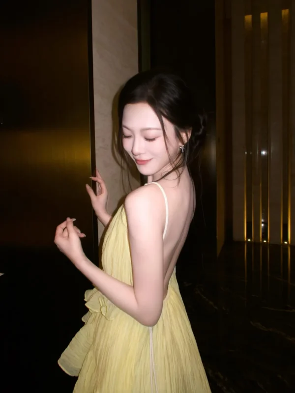 图集｜浅黄荷叶边吊带裙 · 酒店室内人像（7P）-远影归灯