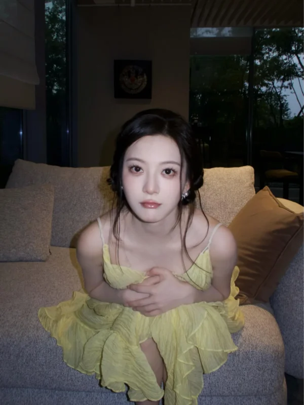 图集｜浅黄荷叶边吊带裙 · 酒店室内人像（7P）-远影归灯