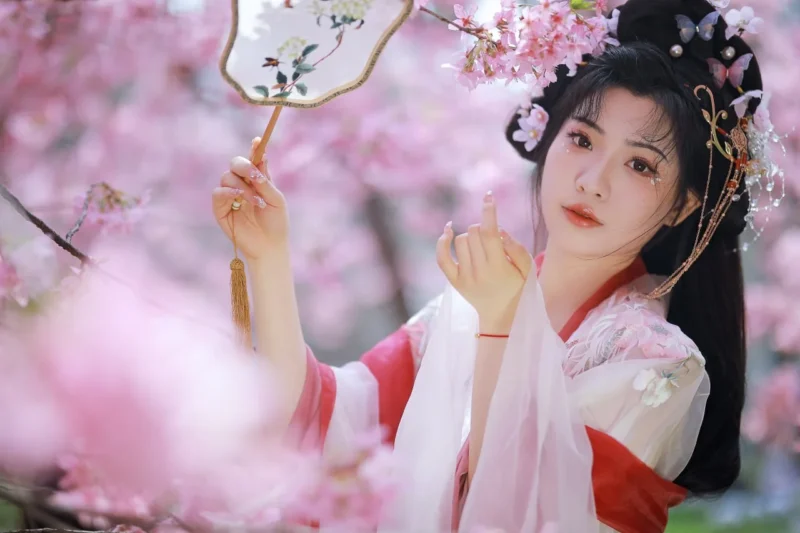 图集｜粉袖执团扇 · 樱花林汉服外景人像（6P）-远影归灯