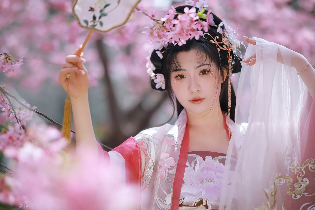 粉袖执团扇 · 樱花林汉服外景人像（04）