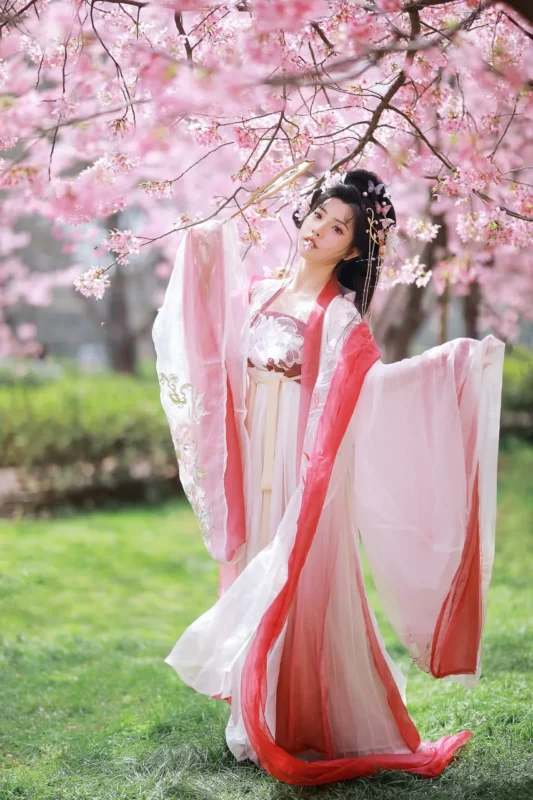 图集｜白裙仰樱衔花 · 春日汉服外景人像（9P）-远影归灯