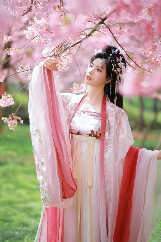 图集｜白裙仰樱衔花 · 春日汉服外景人像（9P）-远影归灯