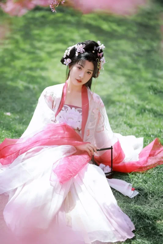 图集｜白裙仰樱衔花 · 春日汉服外景人像（9P）-远影归灯