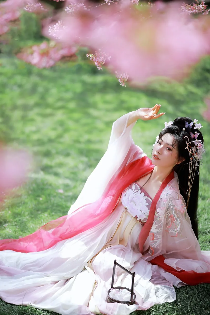 白裙仰樱衔花 · 春日汉服外景人像（05）