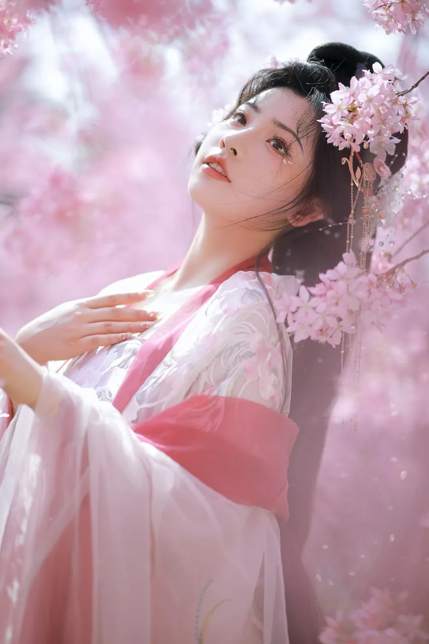白裙仰樱衔花 · 春日汉服外景人像（08）