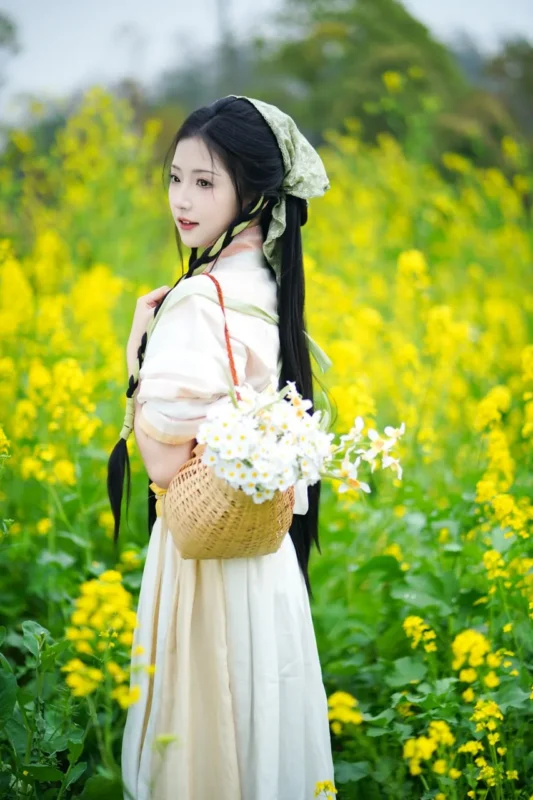 图集｜素衣背花篮 · 油菜花海汉服外景人像（22P）-远影归灯