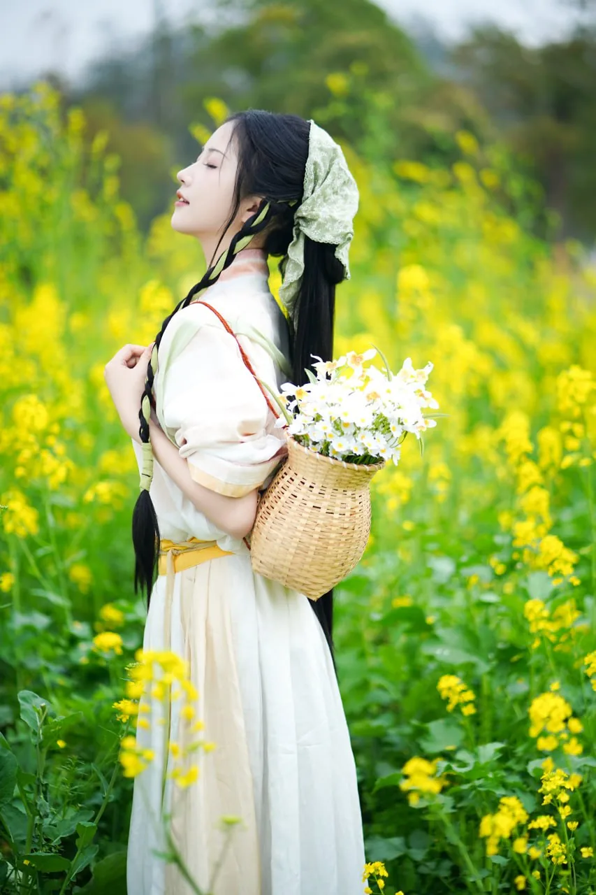 素衣背花篮 · 油菜花海汉服外景人像（03）