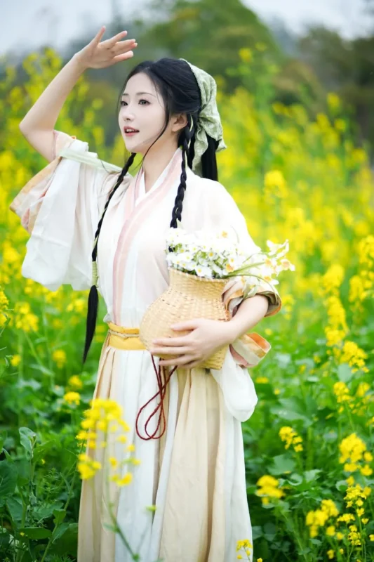 图集｜素衣背花篮 · 油菜花海汉服外景人像（22P）-远影归灯