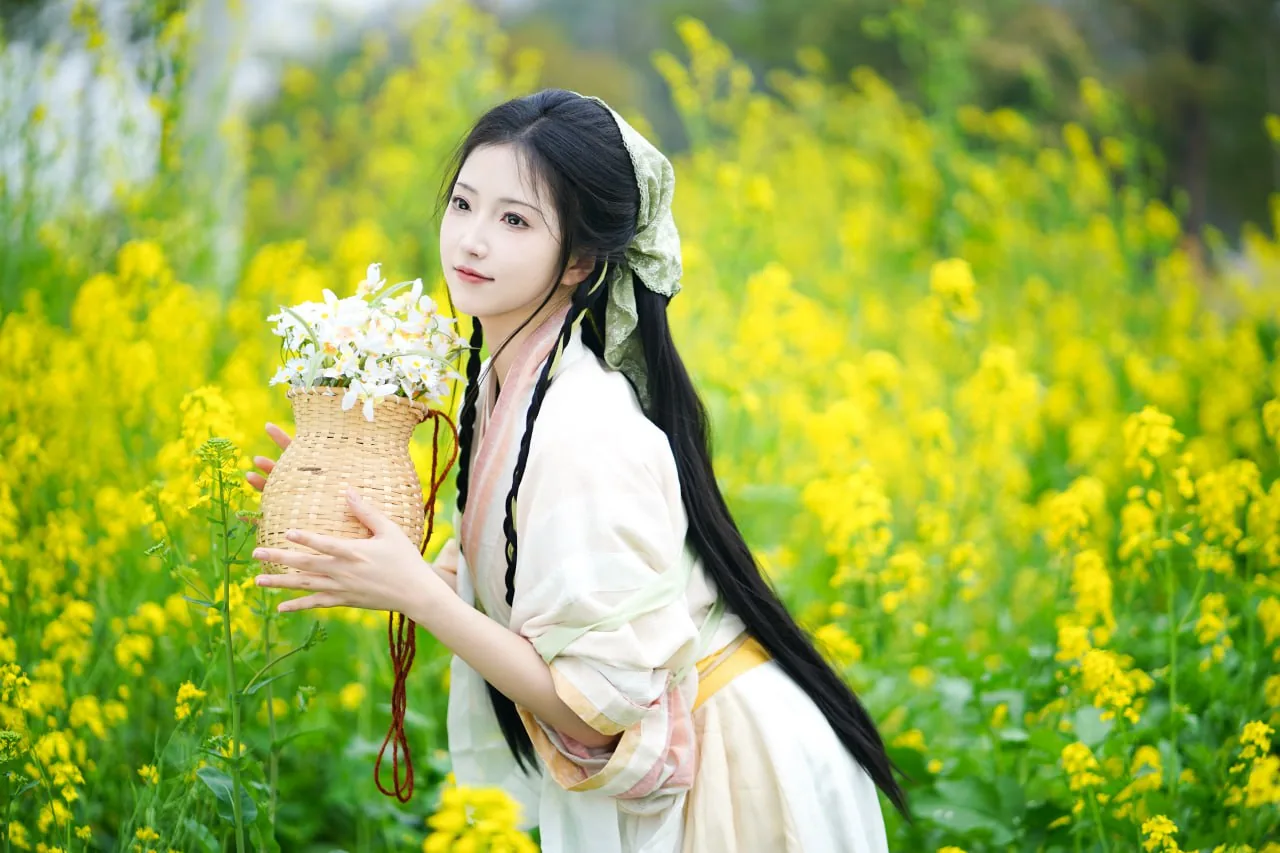 素衣背花篮 · 油菜花海汉服外景人像（05）