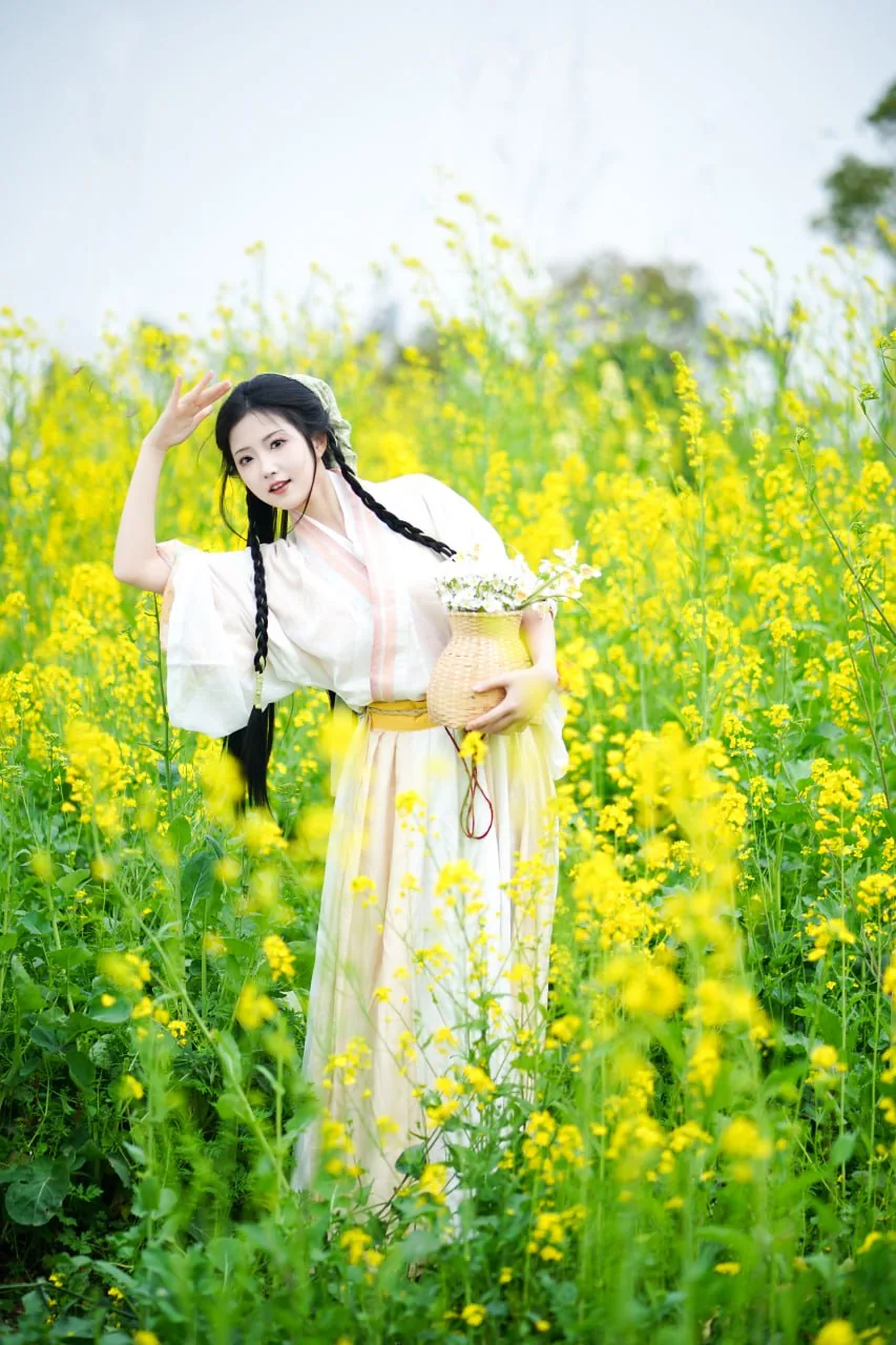 素衣背花篮 · 油菜花海汉服外景人像（06）