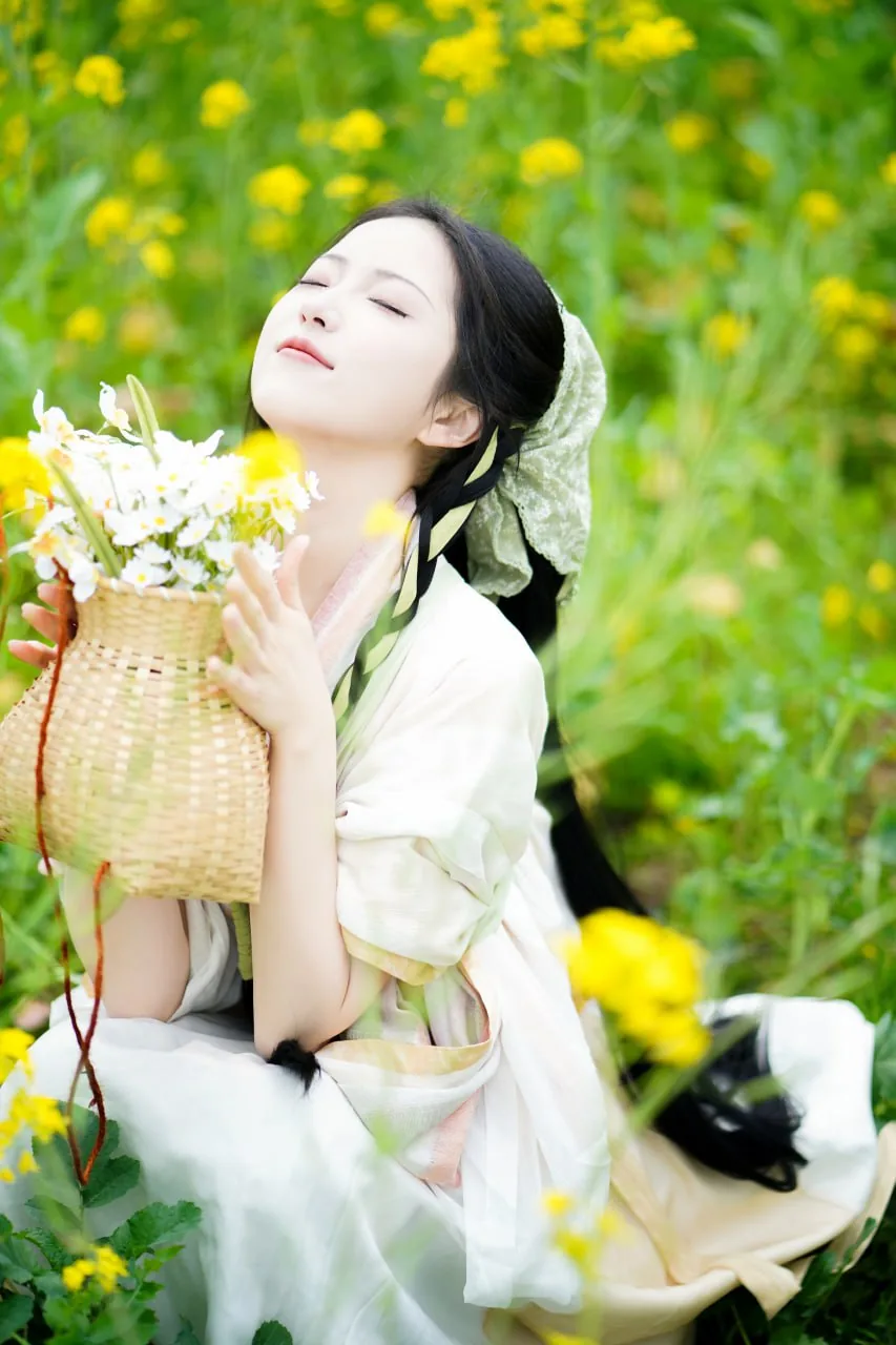 素衣背花篮 · 油菜花海汉服外景人像（07）