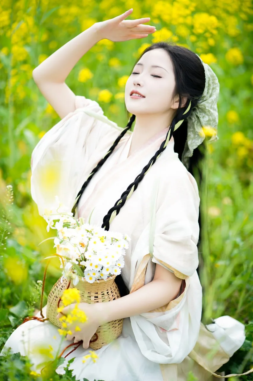 素衣背花篮 · 油菜花海汉服外景人像（08）