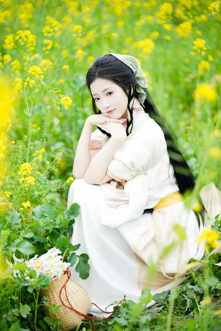 素衣背花篮 · 油菜花海汉服外景人像（10）