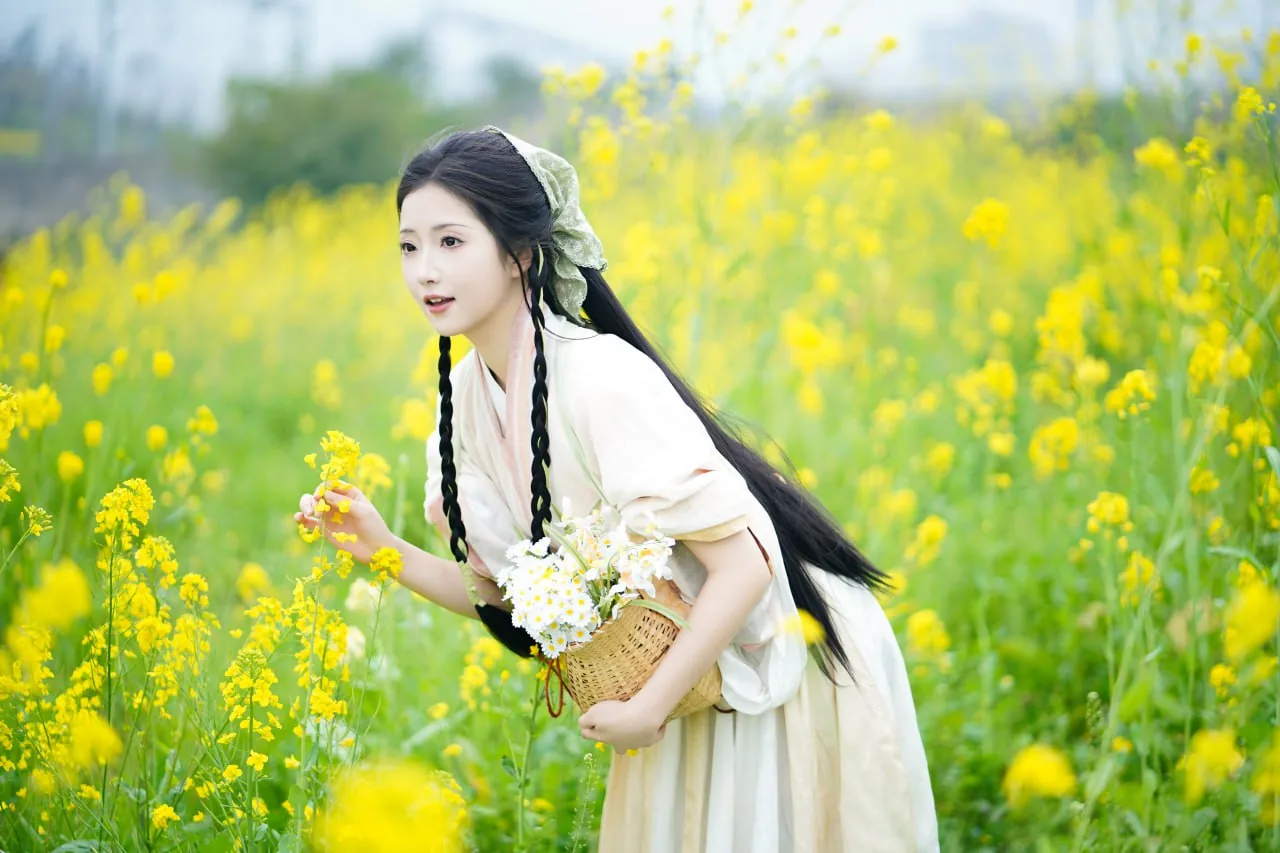 素衣背花篮 · 油菜花海汉服外景人像（11）