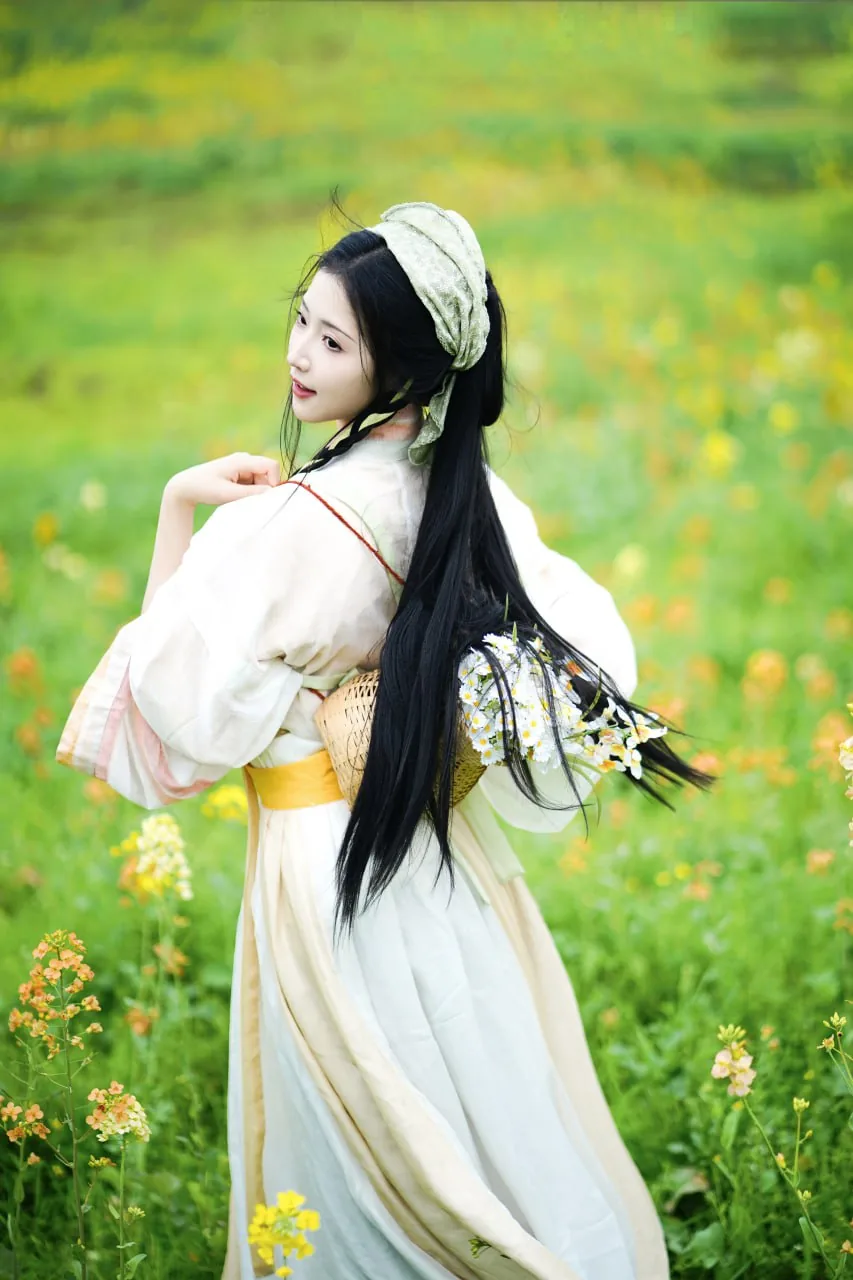 素衣背花篮 · 油菜花海汉服外景人像（12）