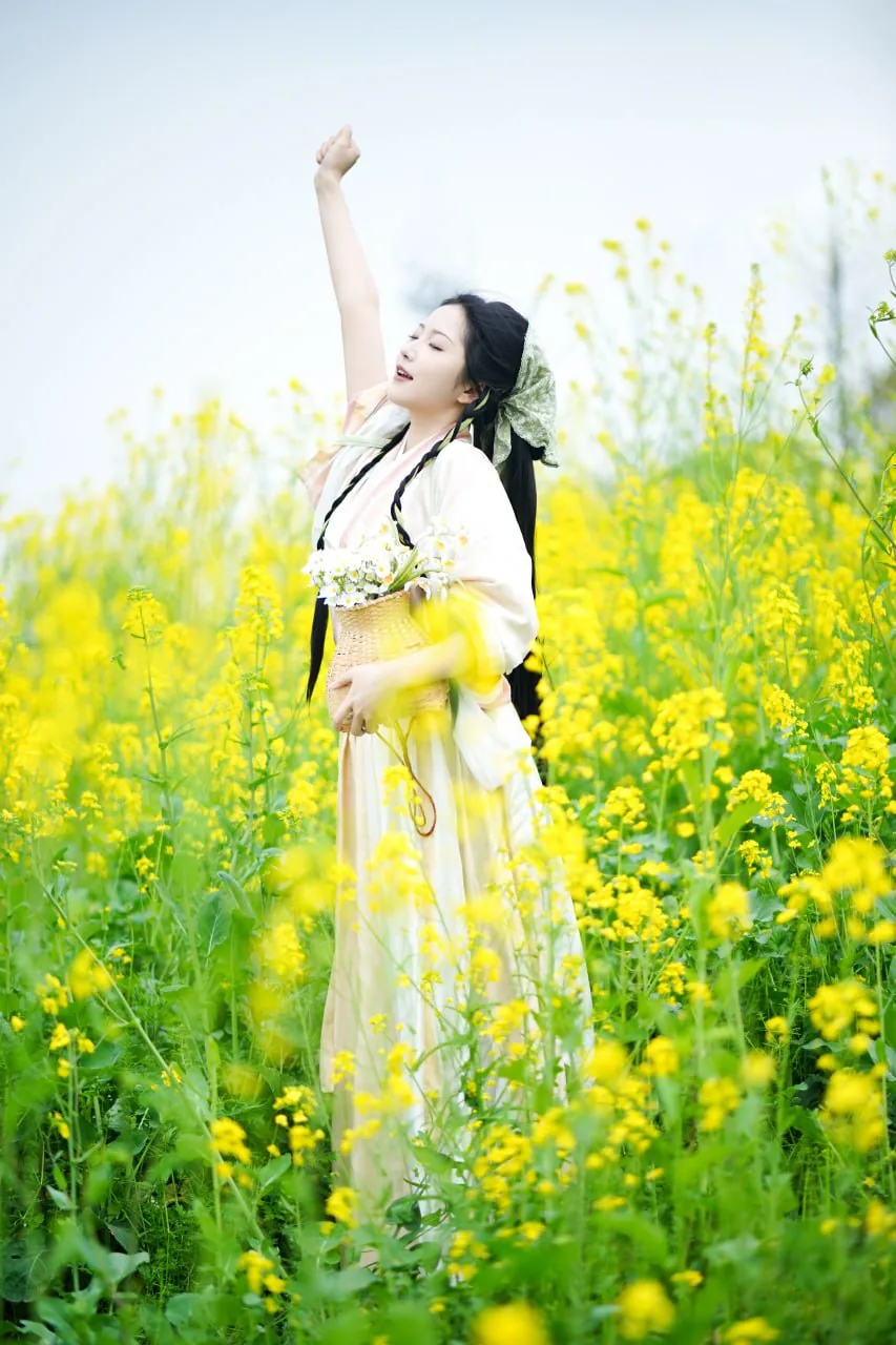 素衣背花篮 · 油菜花海汉服外景人像（13）