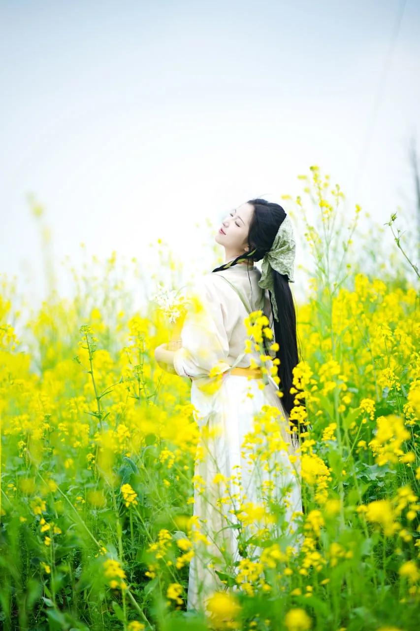 素衣背花篮 · 油菜花海汉服外景人像（14）