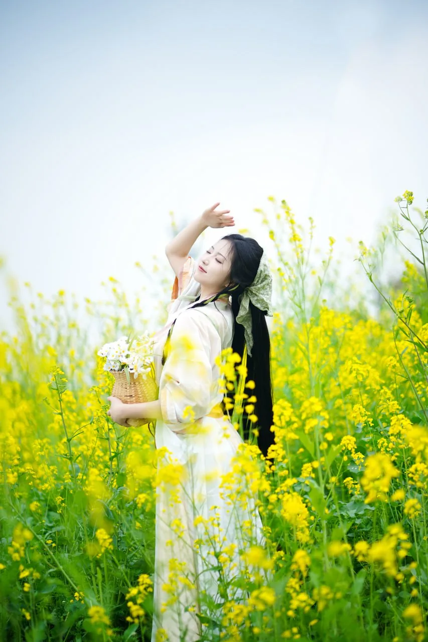 素衣背花篮 · 油菜花海汉服外景人像（15）