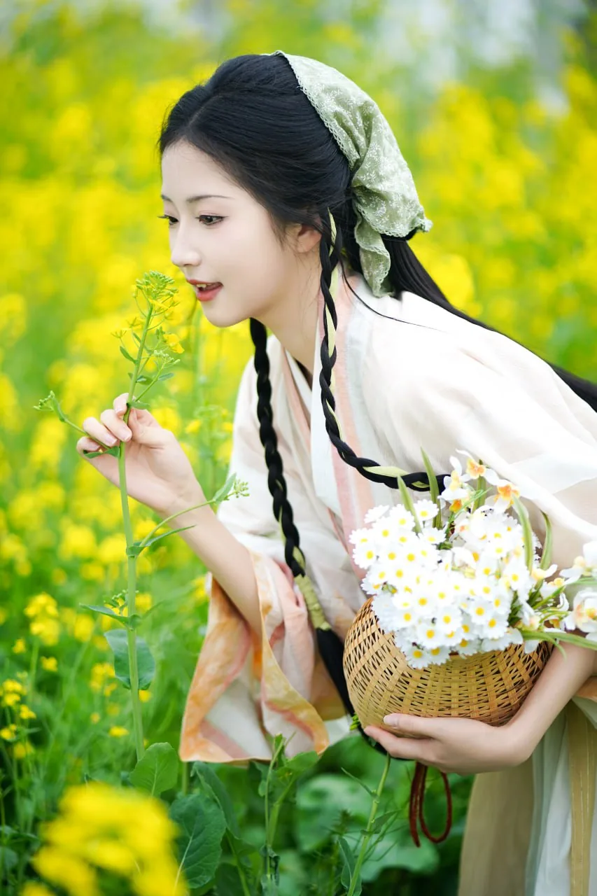 素衣背花篮 · 油菜花海汉服外景人像（16）