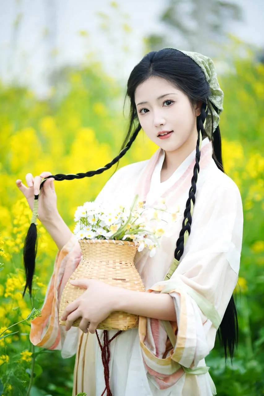 素衣背花篮 · 油菜花海汉服外景人像（17）