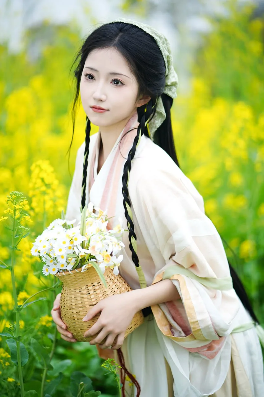 素衣背花篮 · 油菜花海汉服外景人像（18）