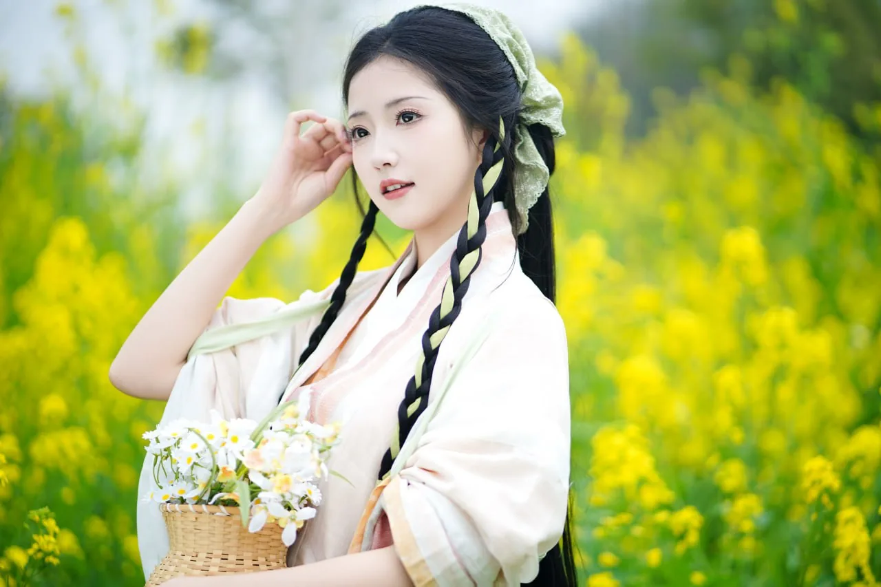 素衣背花篮 · 油菜花海汉服外景人像（19）