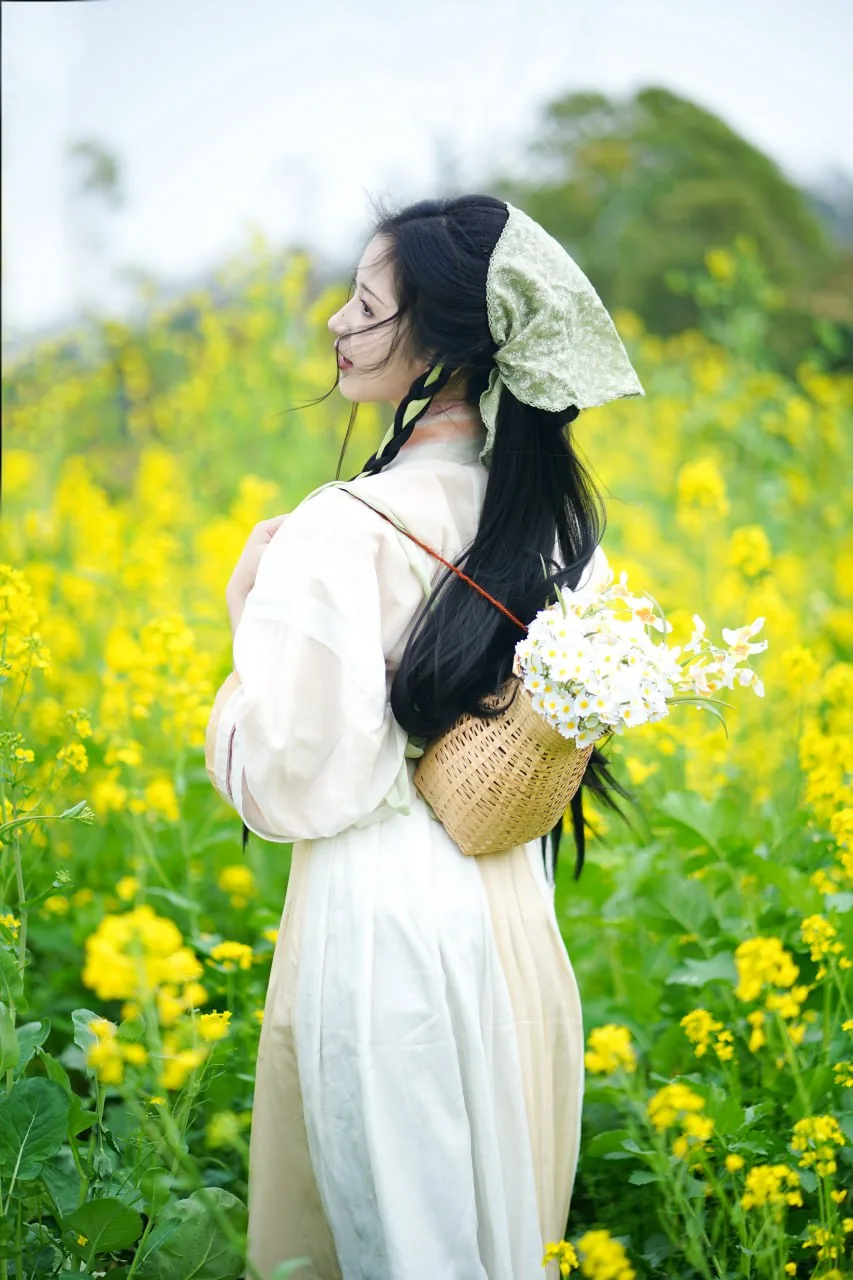 素衣背花篮 · 油菜花海汉服外景人像（20）