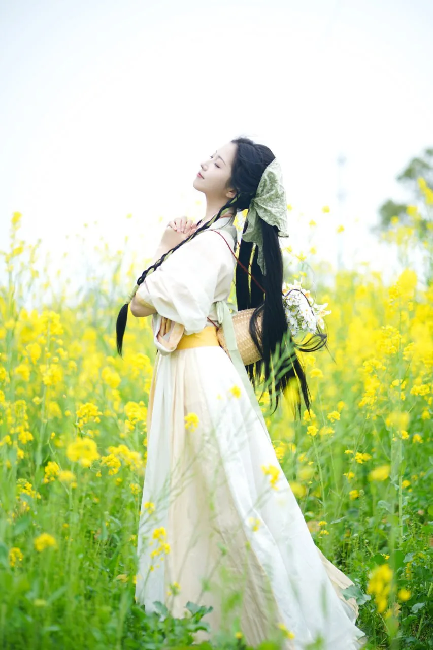 素衣背花篮 · 油菜花海汉服外景人像（22）