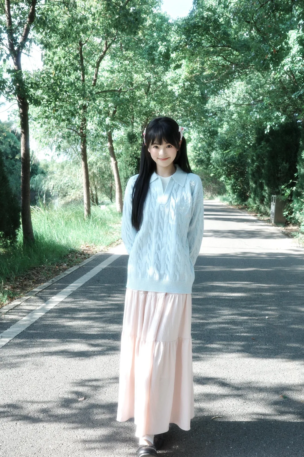 浅蓝毛衣粉裙 · 林荫道清新外景人像（06）