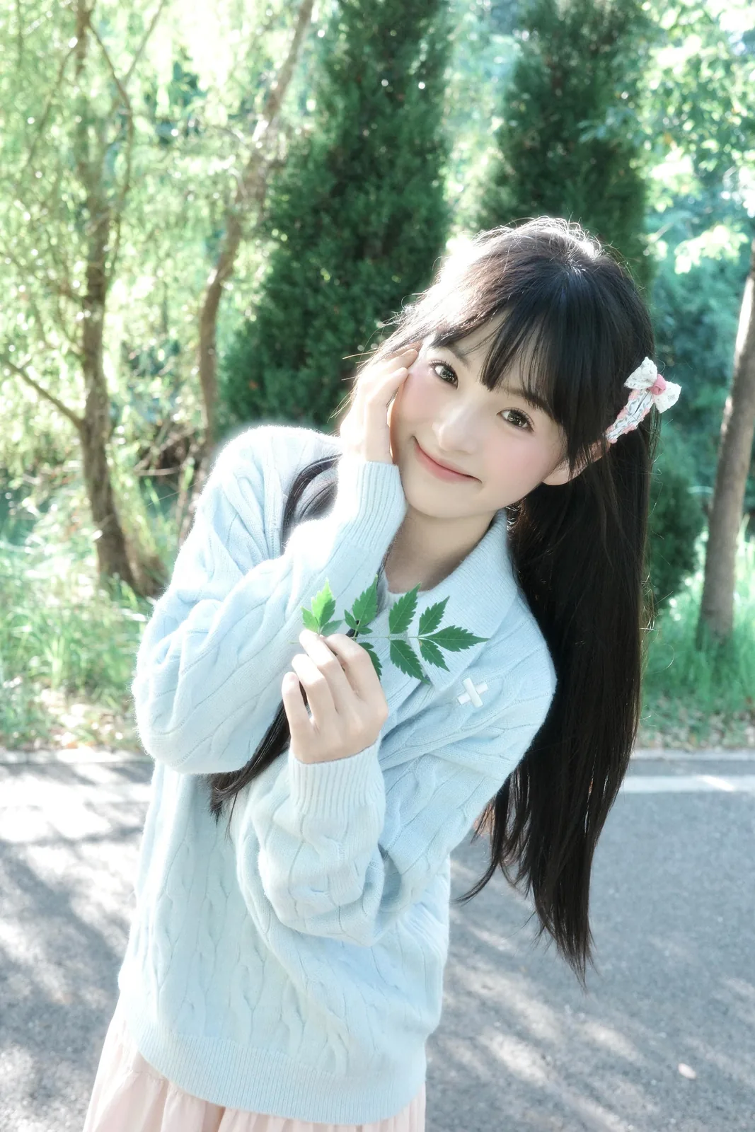 浅蓝毛衣粉裙 · 林荫道清新外景人像（08）