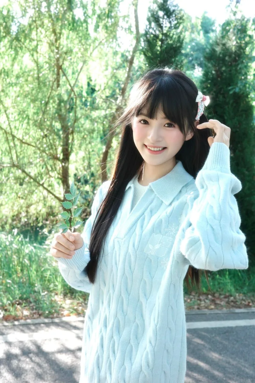 浅蓝毛衣粉裙 · 林荫道清新外景人像（16）
