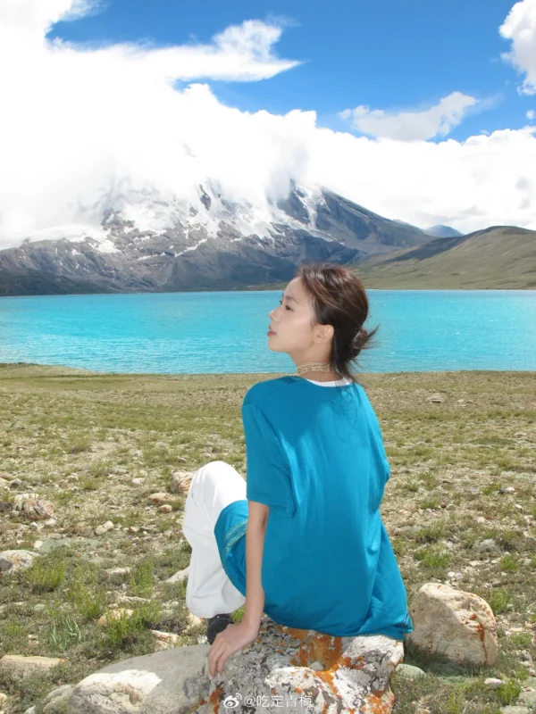 图集｜青绿蕾丝衫 · 高原碧湖雪山外景人像（15P）-远影归灯