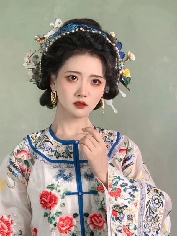 图集｜牡丹刺绣旗装 · 清宫风点翠头饰人像（3P）-远影归灯