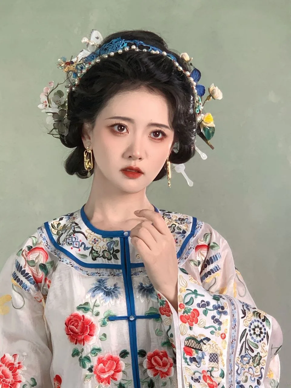 牡丹刺绣旗装 · 清宫风点翠头饰人像（01）