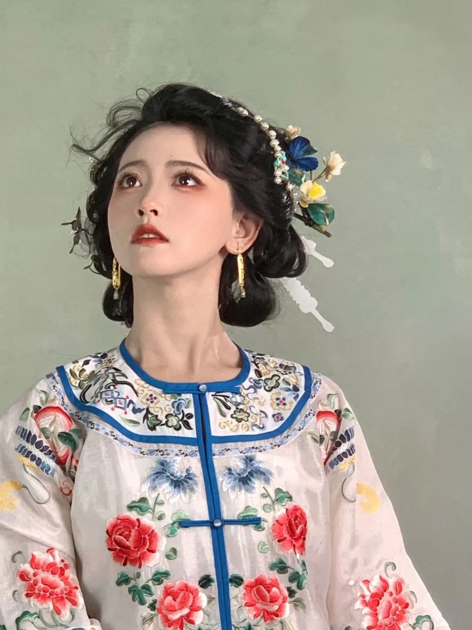 牡丹刺绣旗装 · 清宫风点翠头饰人像（02）