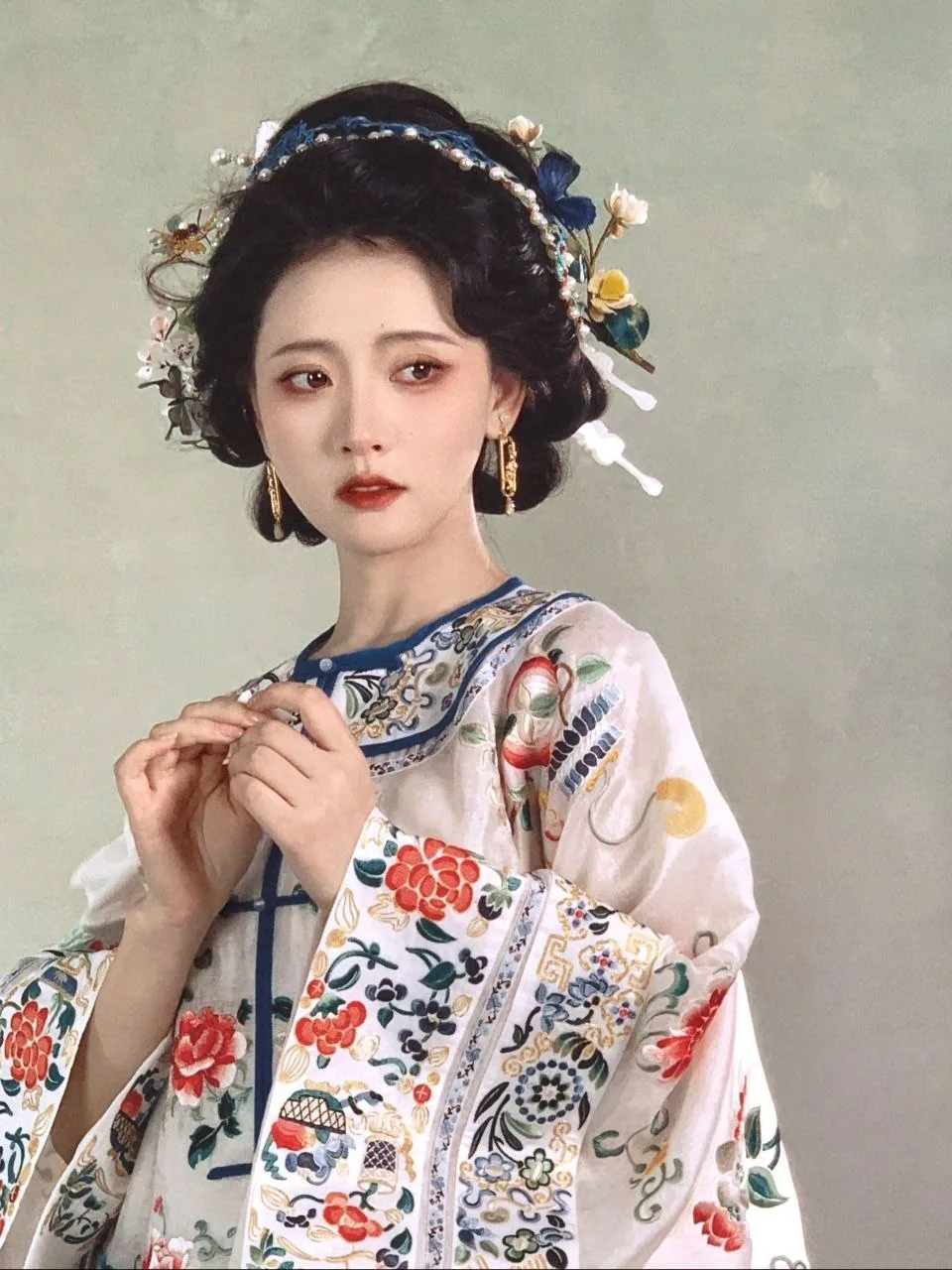 牡丹刺绣旗装 · 清宫风点翠头饰人像（03）