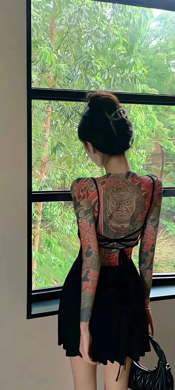 黑裙花臂背纹 · 东方刺青暗调写真壁纸（01）