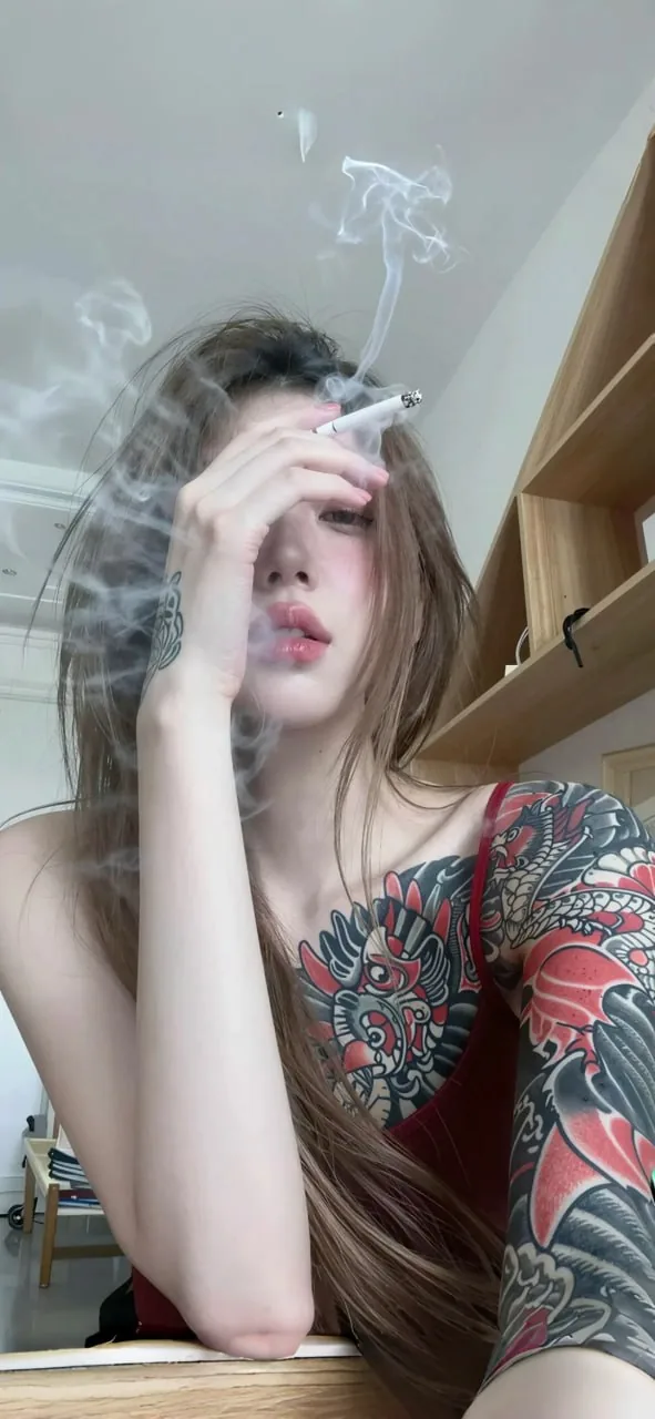 满背刺青 · 居家随拍纹身女生壁纸（06）