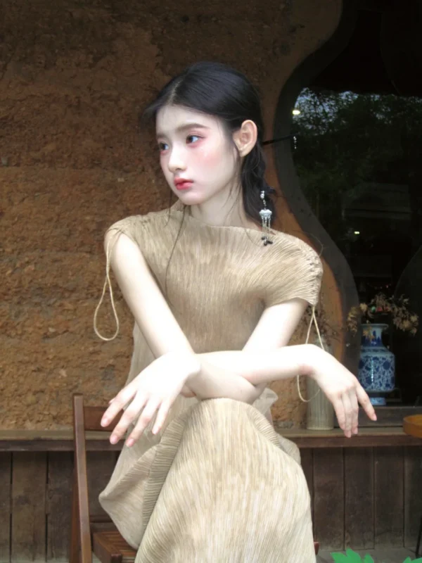 图集｜杏色褶裙土墙 · 新中式古镇清冷人像（8P）-远影归灯