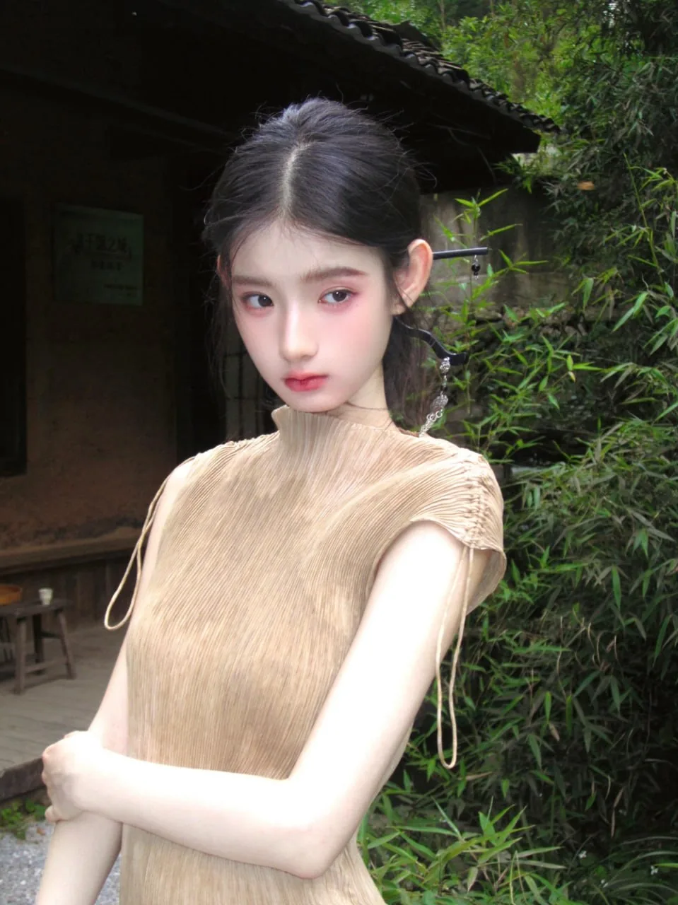 杏色褶裙土墙 · 新中式古镇清冷人像（08）