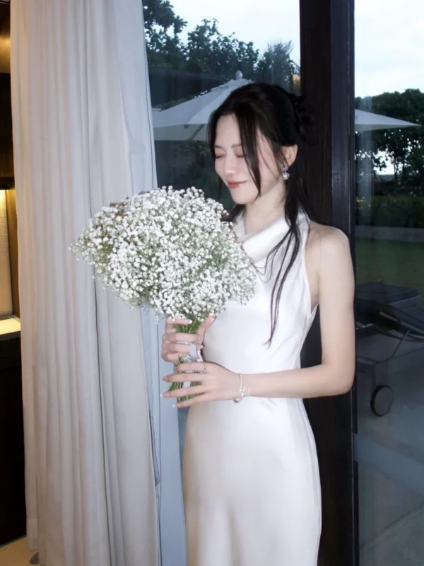 图集｜白缎挂脖捧花 · 海边度假清冷人像（11P）-远影归灯