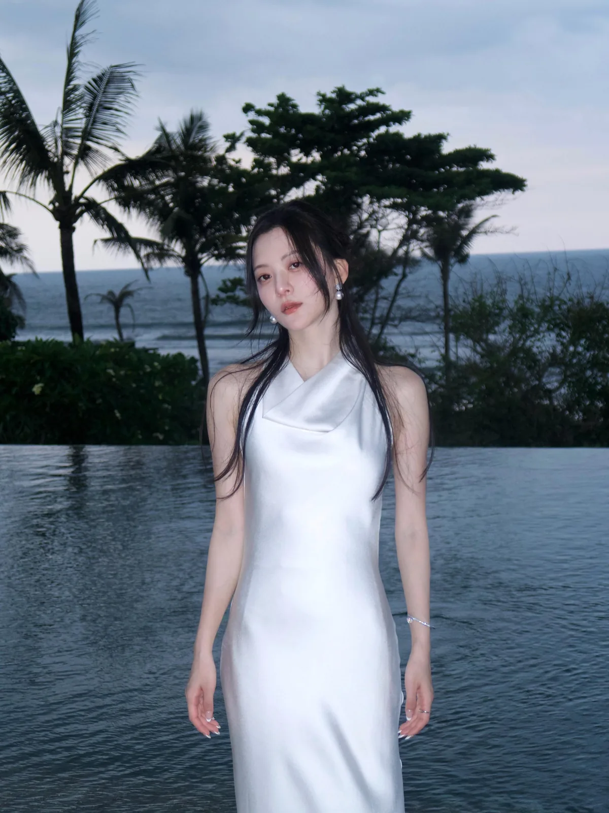 白缎挂脖捧花 · 海边度假清冷人像（02）
