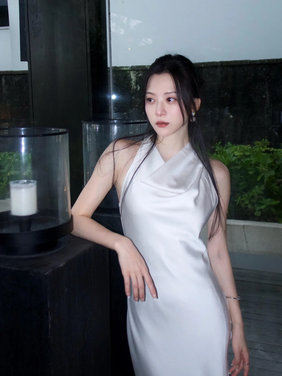 白缎挂脖捧花 · 海边度假清冷人像（04）