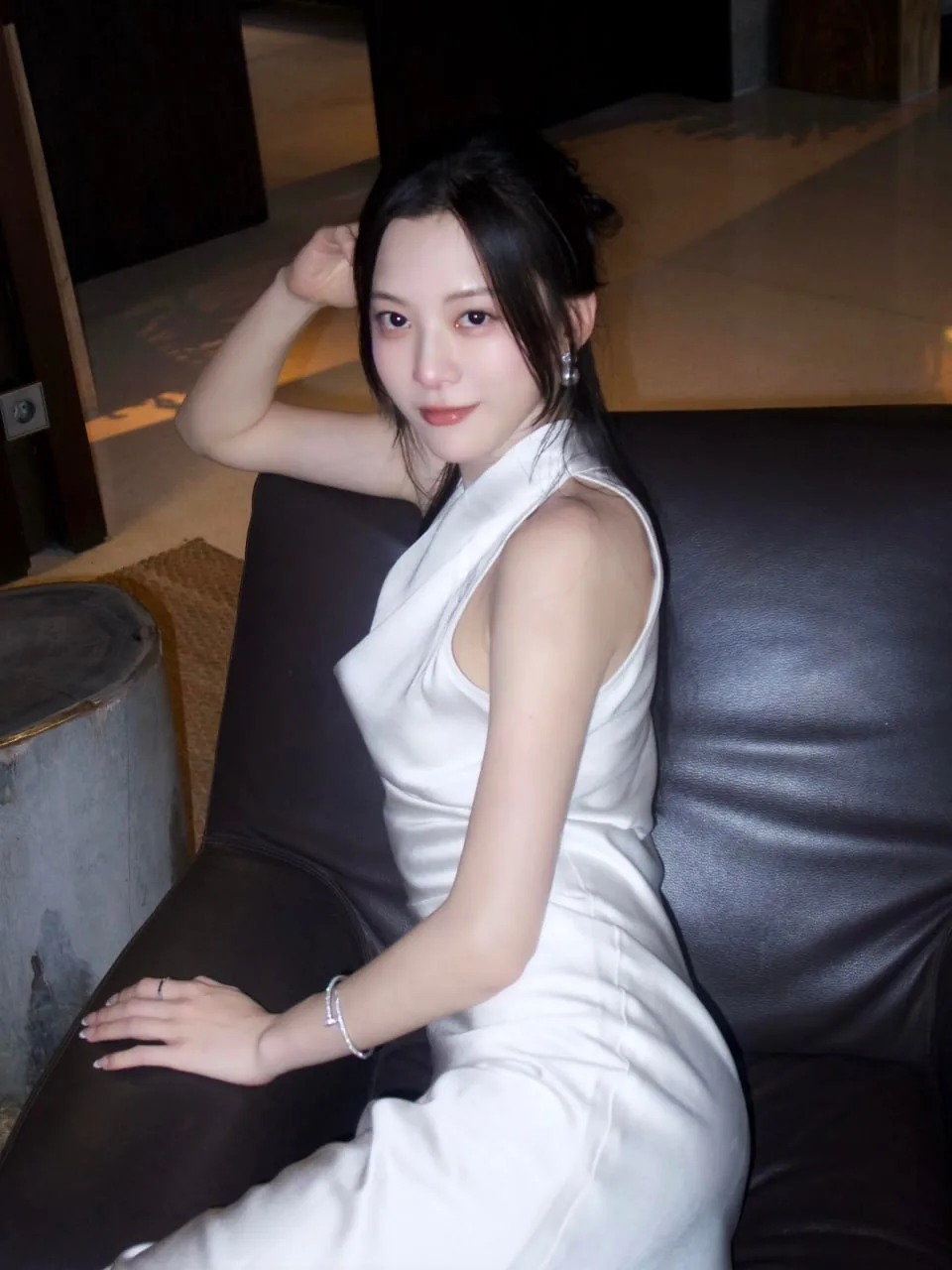 白缎挂脖捧花 · 海边度假清冷人像（09）