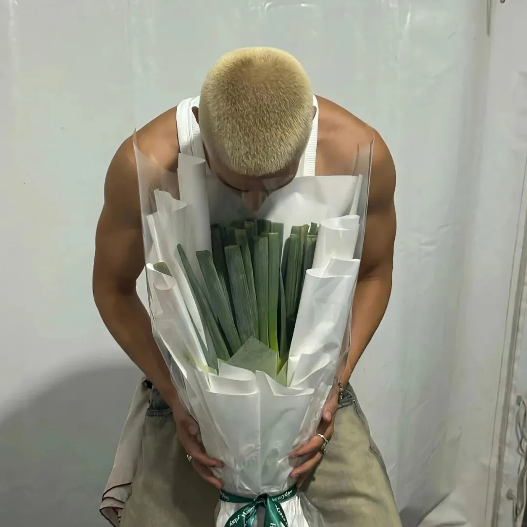 蓝天海风 · 复古插画质感男生头像（02）