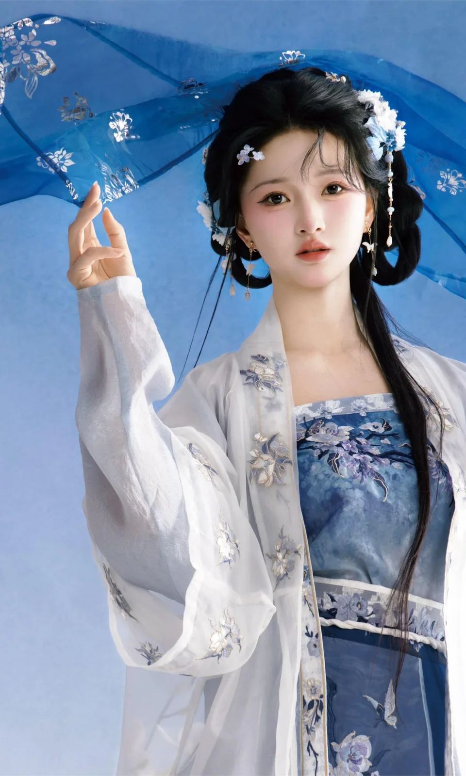 青花纱幔 · 蓝白瓷韵汉服影棚人像（01）
