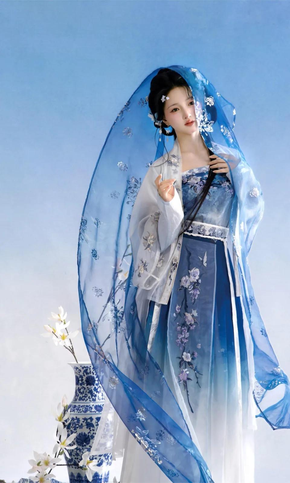 青花纱幔 · 蓝白瓷韵汉服影棚人像（02）