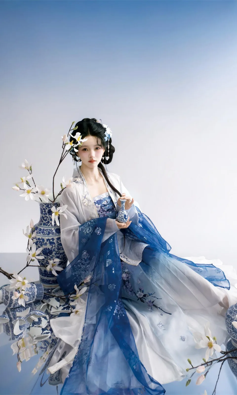 青花纱幔 · 蓝白瓷韵汉服影棚人像（05）